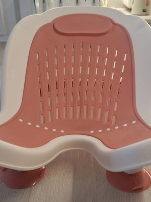 Foldable baby bath with silicone back and non-slip bases