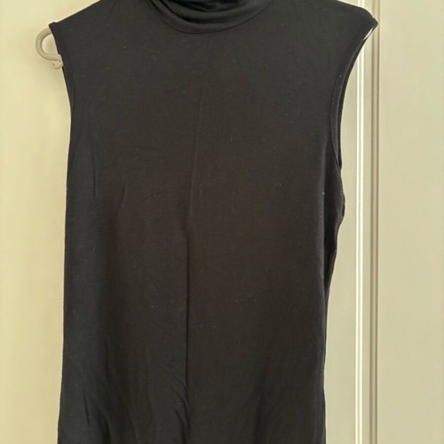 Black sleeveless turtleneck top like new, size M