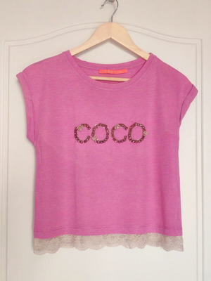 DQMane pink short-sleeve top with rhinestones and lace, size M like new