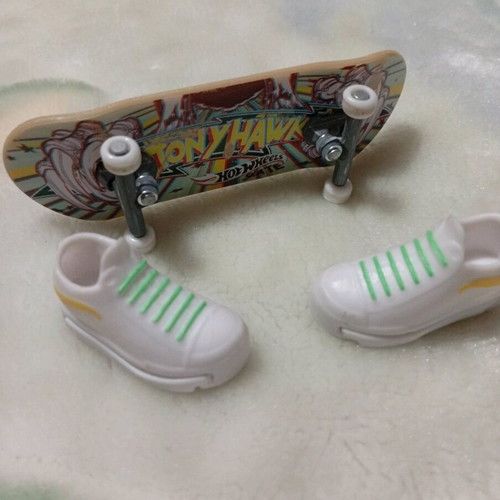 Miniature skateboard fingerboard Hot Wheels like new
