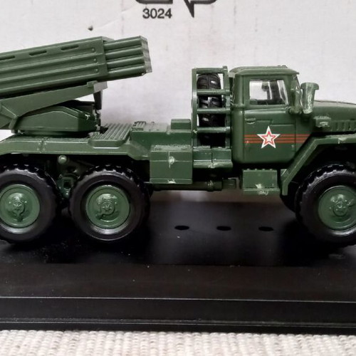 Military models 1:72 scale, like new, Russian and Chinese