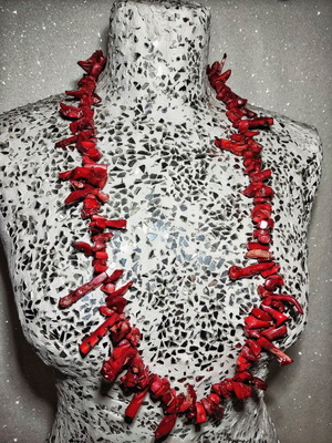 Necklace with genuine coral like new