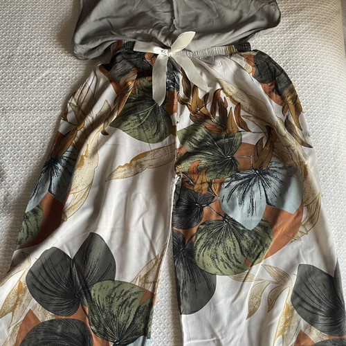 Multi-wear women's homewear set 4 pieces with tropical pattern, like new