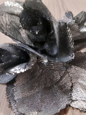 Μπουτονιέρα A.P.C. μαύρο ασημί καινούργια