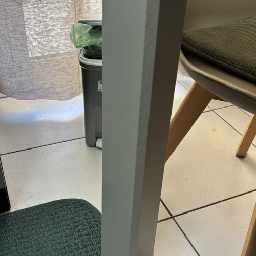 Kitchen table used, good condition with minor leg wear