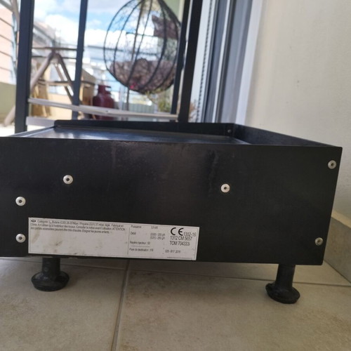 Cast iron griddle grill used with base and wheels