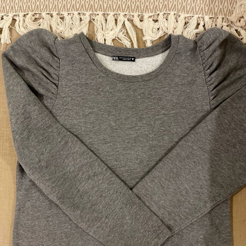 Gray sweatshirt with bold shoulders