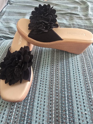 Women's platform slippers size 37, black