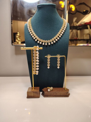 Jewelry set with zircon and pearls, like new, 4 pieces