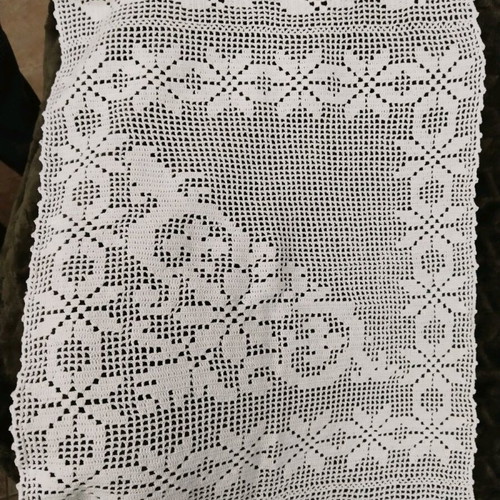 Knitted table runner with two napkins like new
