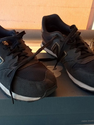 New Balance 500 γυναικεία αθλητικά νούμερο 41 μεταχειρισμένα, μαύρα και χρυσαφί