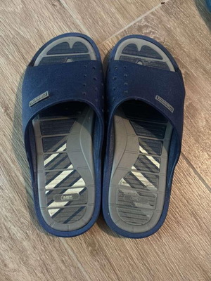 Children's slippers like new, size 34, black and blue
