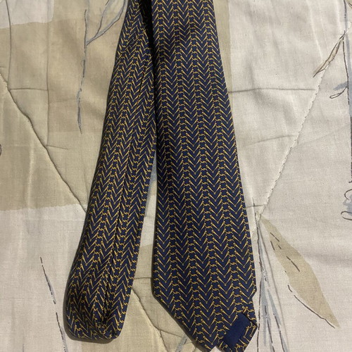 Hermès silk tie with classic gold chain pattern on blue background like new