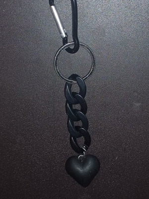 Keychain with black carabiner, acrylic chain and matte heart