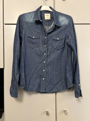 Pink Woman denim shirt size L like new, blue with pockets