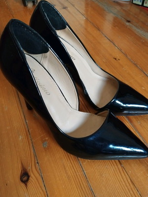 Black pumps new, size 38