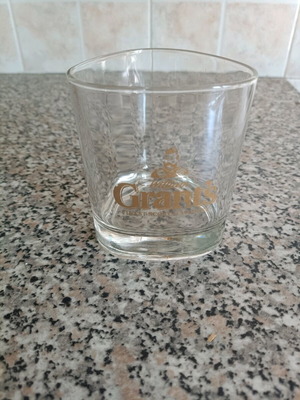 Ποτήρι Grant's συλλεκτικό σαν καινούργιο με τριγωνικό σχήμα και χρυσό λογότυπο