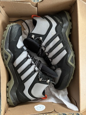Adidas Terrex Swift R2 Mid GTX boots like new, size 43.5, grey