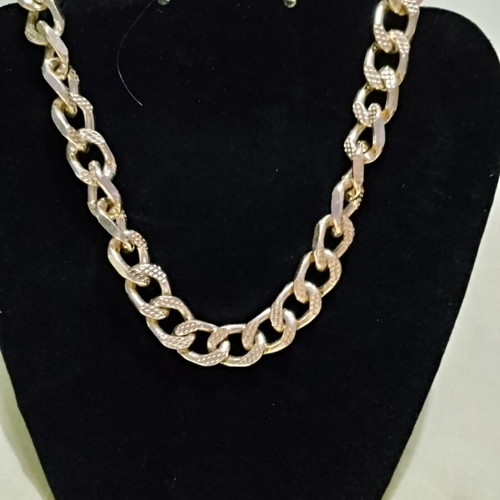 Chunky gold chain necklace like new with lobster clasp