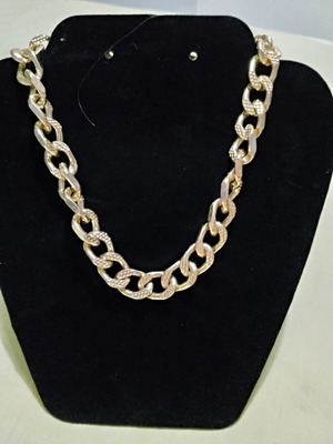 Chunky gold chain necklace like new with lobster clasp