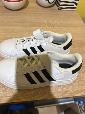 Детски обувки Adidas номер 34 нови черно и бяло