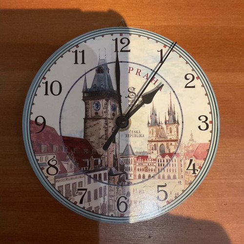 Praga battery wall clock like new, analog, 15 cm diameter