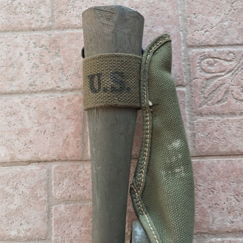 Gasmas made in US like new with belt and carrying case