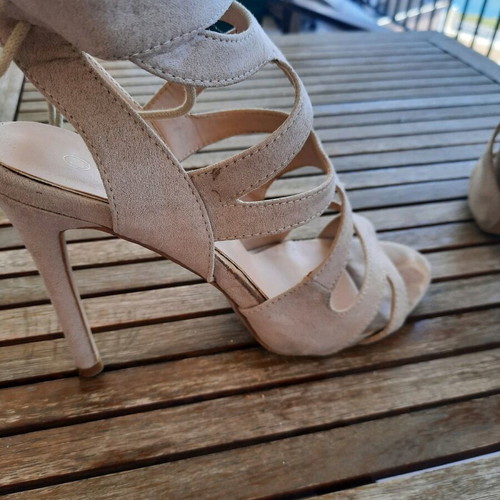 Beige high-heeled sandals like new, size 39