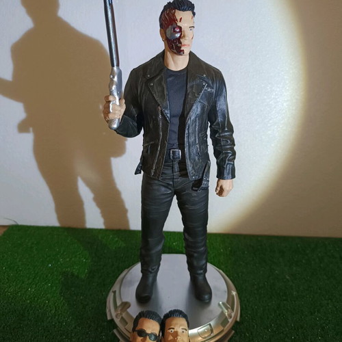 Terminator T-800 Battle Damaged resin statue like new, collectible figure