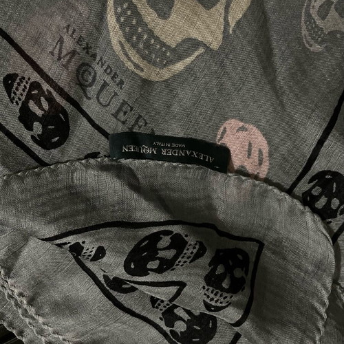 Alexander McQueen silk scarf like new, grey skull design
