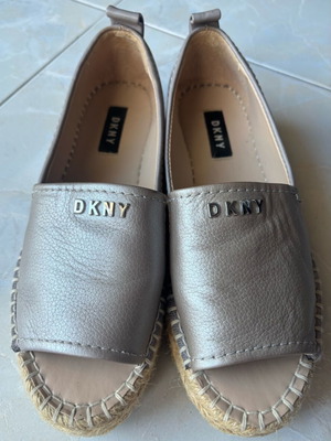 DKNY women's shoe silver sandal used, size 37