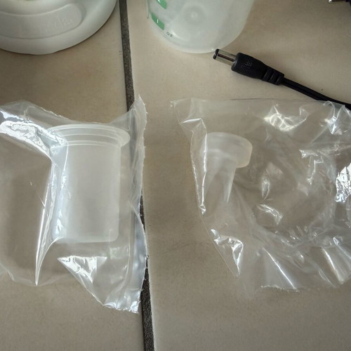 Ameda Mya Joy single breast pump like new with extra bottles