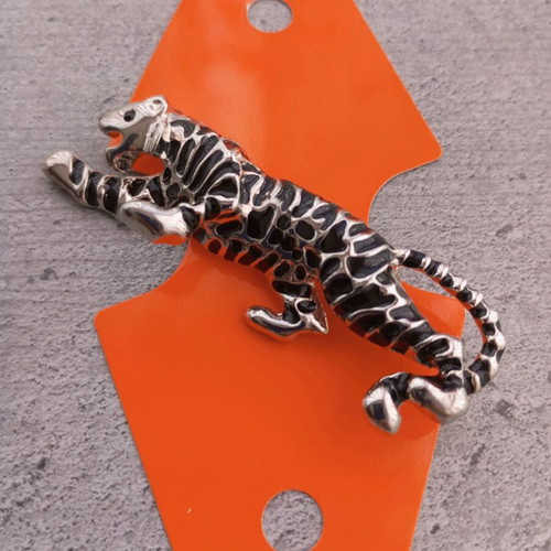 Tiger pin new, black and silver