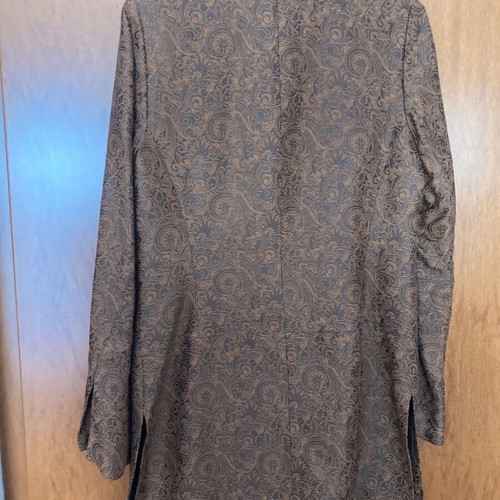 Long women's jacket with embossed fabric and metal buttons brown