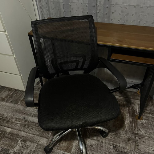 Office desk and ergonomic chair like new