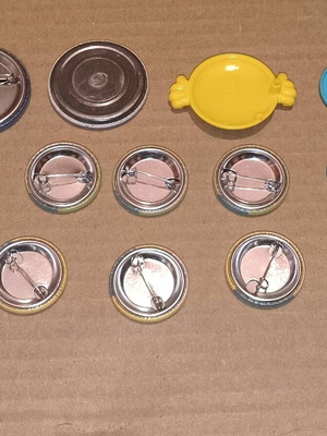 Pins and caps used, pack