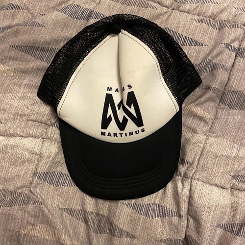 Marcus and Martinus hat like new, black and white