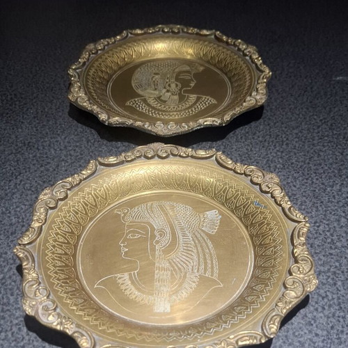 Vintage brass decorative plates set of 2 Egyptian profiles 18cm like new