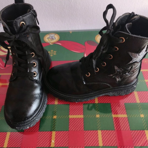 Black girls' boots size 28 with silver stars like new