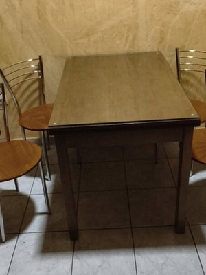 Kitchen table with glass like new and 4 inox chairs