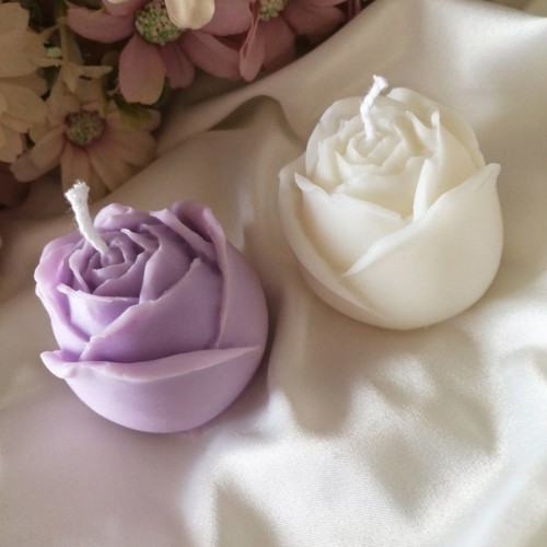 Handmade rose candle with plant wax and bubblegum scent