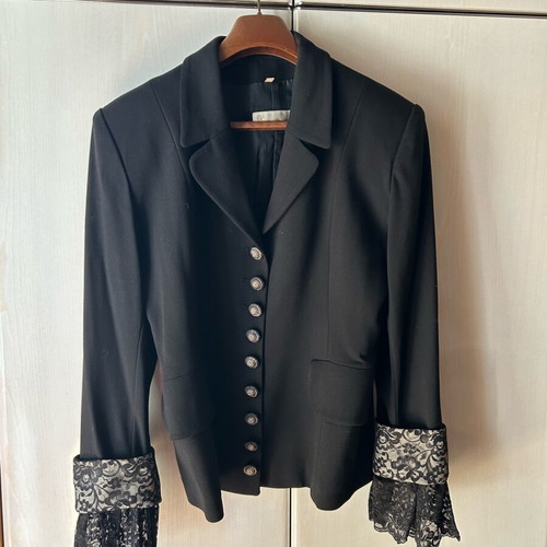 Tagier de Pies suit like new, black, lace fabric