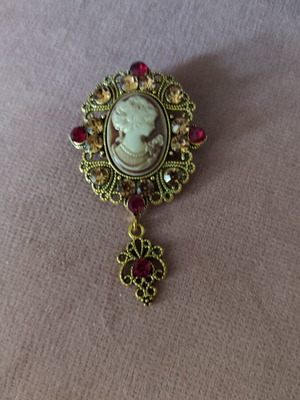 Καρφίτσα Vintage Cameo με πέτρες σαν καινούργια, κόκκινη και χρυσαφί