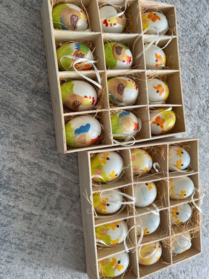 Πλαστικά διακοσμητικά αυγουλάκια με ξύλινη θήκη, σετ 24 τεμαχίων