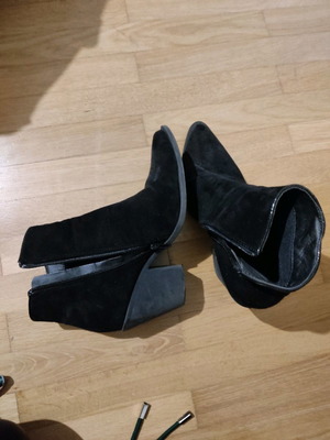 Μποτάκια μεταχειρισμένα μαύρα σουέντ ελληνικής εταιρείας μέγεθος 40