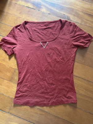 T-shirt with V and rhinestones like new, red, size M