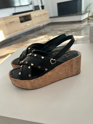 moschino πέδιλα πλατφόρμες