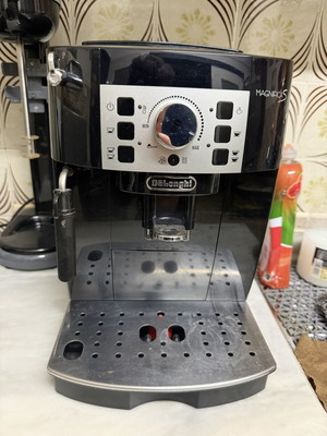 De'Longhi Magnifica S ECAM automatic espresso machine used, 1450W, 15 bar