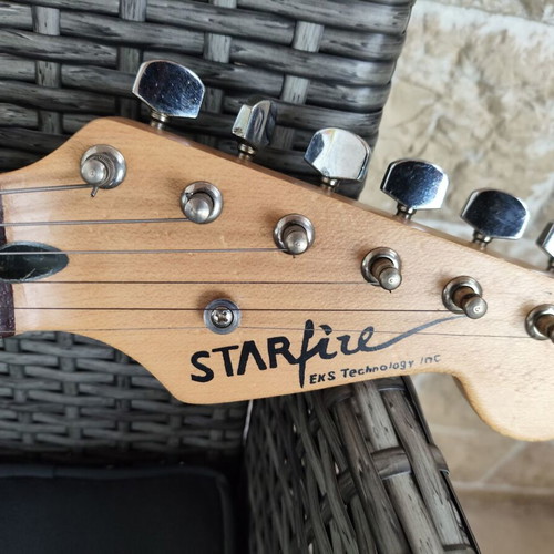 Electric guitar like new, classic double cutaway shape, sunburst finish