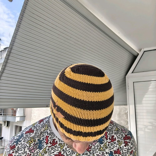 Knitted striped beanie like new, yellow and brown